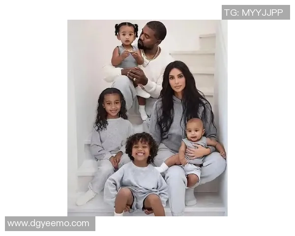 足球明星与卡戴珊的浪漫邂逅揭示了体育与娱乐圈的奇妙交集 足球明星与卡戴珊的浪漫邂逅揭示了体育与娱乐圈的奇妙交集