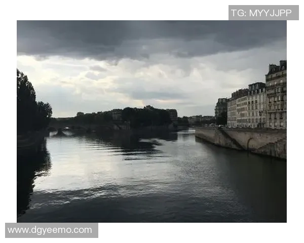 在街头邂逅足球传奇老人的温暖瞬间与人生感悟